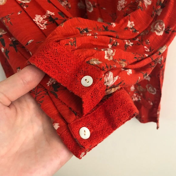 Lucky Brand red floral top blouse lace details viscose soft key hole neck sz XS - Picture 11 of 15